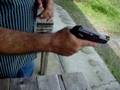 Cómo cargar y empuñar una pistola semi-automática