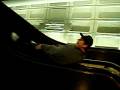 videos de Crazy lady dressed like man rides escalator!