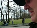 Felix Leibrock spricht über das KZ auf dem Ettersberg , bei Weimar. Rund eine Viertelmillion Menschen ist vom 15. Juli 1937 bis zum 11. April 1945 in das Konzentrationslager Buchenwald eingeliefert worden. Und dies im Herzen Deutschlands, kaum zwei Stunden von der Goethe- und Schillerstadt Weimar. Die Angst vor Buchenwald steckte allen Thüringern in den Knochen. Sie wußten genau, daß auf dem Ettersberg entsetzliche Dinge vor sich gingen, wenn sie vielleicht auch nicht jede Einzelheit kannten. Denn die unvorstellbaren Greultaten in diesem Lager konnte sich nur ein ganz sadistisches Gehirn ausmalen. Das deutsche Volk wußte um die Konzentrationslager, aber es hat die Augen vor den unmenschlichen Mißhandlungen verschlossen. Am 12. April 1945 war der erste Freiheitsappell. 21 000 Häftlinge hatten sich befreit. Am 19. April 1945 fand die Trauerkundgebung für die 51 000 Toten von Buchenwald statt. Gedenkt unserer Opfer !