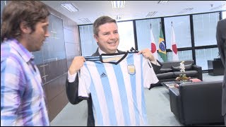 VÍDEO: Governador Anastasia é presenteado com a camisa da seleção argentina