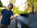 Dummes kind beim altpapier entsorgen