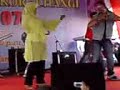 erra fazira singing "goyang inul"