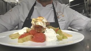 Hähnchenbrust gratiniert mit Harzer Roller an gedünsteten Fenchel-, Selleriegemüse und Saurer Sahne Hähnchenbrust gratiniert mit Harzer Roller an gedünsteten Fenchel-, Selleriegemüse und Saurer Sahne
