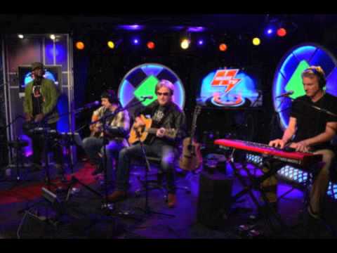 Daryl Hall - Kiss On My List (Howard Stern 2007.11.14) audio only