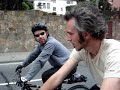 Dezenas de especialistas de todo o mundo se reuniram em São Paulo na última semana para o congresso Ar Limpo  Transporte sustentável e mudança climática, que discutiu soluções para os complexos problemas ambientais criados pelos meios de transporte nas grandes cidades. A quase totalidade dos palestrantes mencionava a cidade de Bogotá (Colômbia) como paradigma, quando se tratava de defender que um transporte sustentável é possível.O segredo de Bogotá é ter conseguido convencer seus cidadãos de que é preciso ter uma cidade que inclua as pessoas e não os carros, afirma Oscar Edmundo Diaz, diretor-executivo do Instituto para o Desenvolvimento de Políticas de Transportes (Nova York  EUA), e assistente do ex-prefeito de Bogotá, Erique Peñalosa na New York University.A cidade de 6,5 milhões de habitantes sofreu uma modificação radical durante a gestão Peñalosa, de 1998 a 2001. A pedra de toque da revolução nos transportes foi o Transmilênio, sistema semelhante ao de Curitiba, com ônibus expressos circulando em canaletas elevadas, com pagamento antecipado de tarifas e embarque em estações elevadas. O importante é criar um bom transporte público. Em todas as partes do mundo onde as classes altas usam transporte público, só fazem isso porque é mais rápido e mais econômico que o carro.O carro perdeu espaço nas ruas de Bogotá. A diferença salta aos olhos quando se comparam fotos do centro da cidade antes e depois da virada do século. Antes, havia engarrafamentos intermináveis calçadas cobertas de carros estacionados. Hoje não se pode dizer que não haja engarrafamentos, mas a população aprendeu a respeitar o espaço do pedestre. Estacionar na calçada é como construir um puxadinho no espaço público. Quando decidimos acabar com isso, muitos reclamaram. Mas o direito ao estacionamento não está em nenhuma Constituição. É um problema privado, que requer uma solução privada, com recursos privados, diz Diaz.Quando Peñalosa começou sua administração e mostrou, logo no início, sua disposição em tirar espaços dos automóveis, o reflexo na popularidade foi inequívoco: 18% de aceitação e 77% de rejeição. Houve inclusive um movimento pró-impeachment, que não vingou. O que fez a diferença em Bogotá, é que tivemos um político especial, que não governa de acordo com as pesquisas de opinião, mas de acordo com um plano e uma missão de cidade. Tomava decisões sem se importar com o risco político que estava correndo.Decididamente não foi fácil para muitos habitantes receber a notícia de que a prefeitura decidira desistir da construção de um grande viaduto elevado (projeto semelhante ao do Minhocão, em São Paulo) numa via movimentada do centro. Decidimos não fazer. O resultado foi que as vias do centro ficaram mais congestionadas ainda. Era exatamente o que queríamos, afirma Diaz.Os recursos públicos do Minhocão de Bogotá foram investidos, segundo Diaz, em ciclovias, saneamento básico e recuperação urbana, sobretudo das áreas de pedestres. Não havia ciclovias em Bogotá até 1998. Hoje, são 330 quilômetros, utilizadas por 350 mil pessoas que vão ao trabalho de bicicleta todos os dias  incluindo Oscar Edmundo Diaz, quando ainda morava em Bogotá. As ciclovias são integradas com terminais de transportes coletivos. Os ciclistas pedalam livremente, zombando dos motoristas parados nos engarrafamentos.Hoje, 21% dos usuários do Transmilênio possuem um carro, mas o deixam na garagem para ir ao trabalho, porque é mais rápido e econômico ir no coletivo. Construímos jardins da infância, colégios, piscinas, bibliotecas nas áreas pobres de Bogotá com recursos das obras viárias. Colocamos em segundo inclusive os metrôs, muito caros. É preciso decidir prioridades.O local onde seria projetada uma autopista de oito faixas ganhou, no lugar da estrada, um parque linear de 45 quilômetros, para pedestres e ciclistas, passando por um bairro pobre. Não aceitariam isso em São Paulo, ouço dizer aqui. Mas a maioria não aceitou também em Bogotá. Começaram a perceber depois as vantagens de se ter uma cidade voltada para a pessoa, diz Diaz. Apenas no último ano de mandato a popularidade de Peñalosa foi restabelecida, com 50% de aprovação.Outro projeto redesenhado foi o do asfaltamento de áreas pobres da periferia. Para que asfaltar se as pessoas ali não têm carro? Para elas comprarem um? Para dar uma aparência de desenvolvimento? Eles não precisavam disso, mas de creches e escolas. Em vez de asfaltar, construímos lindas ciclovias ao lado das ruas de terra, conta Diaz.
