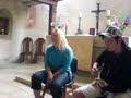ines singt in der kirche
