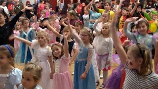 Kulturní dům se hemžil maskami