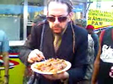 To&ntilde;o Rosario jaltandose en un comedor economico -