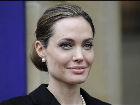 Angelina - Angelina Jolie se quitó ambos senos por temor al cáncer. Angelina Jolie both breasts removed fear of cancer. El alto riesgo de padecer cáncer llevó a la actr...