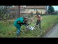 Drunk russian - Hungarian - deux russes, un v�lo et un tronc....