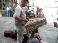 Músico tocando el cimbalon