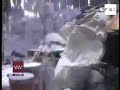Madrid, 10 abr (EFE TV).- Una trabajador ha fallecido y tres se encuentran heridos muy graves, dos de ellos con el 60% del cuerpo quemado, tras la explosión y posterior incendio ocurridos en la industria química Fyse de Aranjuez, según ha informado el Consejero de Presidencia de la Comunidad de Madrid, Francisco Granados.
Granados, que ha acudido al lugar del suceso, en el Paseo del Deleite de Aranjuez, ha explicado que un trabajador que inicialmente se dio por desaparecido ha sido hallado muerto.
La muerte de este trabajador también ha sido confirmada por el vicepresidente del Gobierno de la Comunidad de Madrid, Ignacio González, en la rueda de prensa posterior a la reunión del Consejo de Gobierno.
Otros tres trabajadores de la empresa han resultado heridos muy graves, dos de ellos con el 60% del cuerpo quemado por el fuego y productos químicos, según los datos de Granados.

efetv-nacional-accidente-fabrica-aranjuez-muerto-tres-heridos-graves