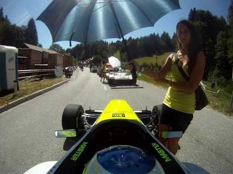 Fórmula 3 numa estrada de montanha