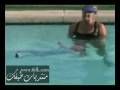 تلعب في طفلها بالمسبح
