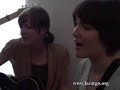 un mail de jean charles versari. j'h�berge chez moi un groupe de new york, veux tu faire une session avec eux pour le cargo. ayant rat� leur concert � la fl�che d'or, myspace me permet d'�couter quelques morceaux et de me rendre � l'�vidence. on ne va pas rater une si bonne occasion. le lendemain je d�barque chez jean charles qui en a profit� pour transformer son appartement en vaste bordel (5 musiciens � loger avec leurs instruments, �a prend de la place) et son bureau en studio d'enregistrement. des micros partout, tout cela reli� au pro tools avec jean charles aux commandes, les sessions cargo n'ont jamais �t� aussi sophistiqu�es... mais tr�s vite on retrouve nos bonnes habitudes... les musiciens se sont install�s avant que j'arrive, dos  � la fen�tre, donc en plein contre jour d'un soleil �clatant. qu'� cela tienne, nous allons boucher une partie de la fen�tre avec le matelas de jean charles. il ne me reste plus qu'� me caler sur les quelques centim�tres carr�s de libre dans la pi�ce et laisser la musique de mia riddle & ses amis op�rer. instant magique qui va durer jusque tr�s tard dans la nuit.

un tr�s grand merci � jean charles versari
www.myspace.com/versari

et si vous voulez en savoir plus sur mia riddle et ses talentueux amis 
www.myspace.com/miariddle
www.miariddle.com

www.lecargo.org