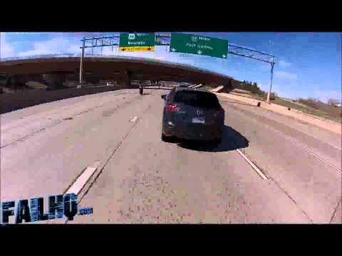 VIDEO: Motociclista choca contra un auto a toda velocidad