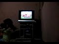 assistindo dvd da xuxa e juntando brinquedos.