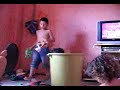 assistindo dvd da xuxa e juntando brinquedos.