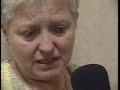 se pasea con la cabeza de su madre tras asesinarla