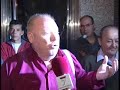 se pasea con la cabeza de su madre tras asesinarla