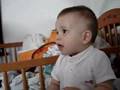 un copil incearca sa cante