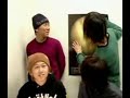 ポスターに苦戦する藤原さん。