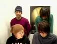 藤君、ポスターと遊ぶ