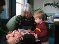 Oma en Melle Tollenaar lezen een boek Oma en Melle Tollenaar lezen een boek