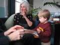 Oma en Melle Tollenaar lezen een boek