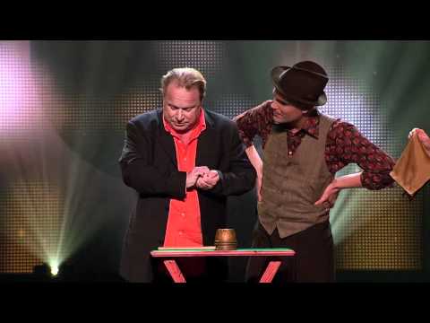 charlie caper - Charlie Caper och Claes Malmberg trollar med en nöt i Helt Magiskt. Och många överraskningar.