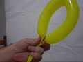 Esta na verdade é uma escultura de vários tipos de uso. Ela pode se transformar em um fantoche de inseto (dependendo da cor vira joaninha, caracol, formiga entre outros) ou você pode aplicar no tênis da garotada dando vida para o calçado dos pequenos. Materiais que você precisará: Bomba balão e 2 balões canudos (260) - (1 para as anteninhas e a outra para o cordão de fixação e capacete)Para ver outro passo a passo de escultura de bexigas, acesse o site www.aprendi.net e aprenda muitas.
