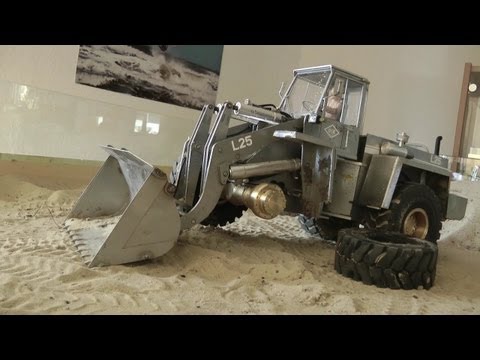 TobiasBraeker - http://tobias-braeker.de Reifenwechsel wie beim Großen mit dem Hubgerüst als Wagenheber. Damit bin ich Formel 1 reif :-) Tyre change like the big one wit...