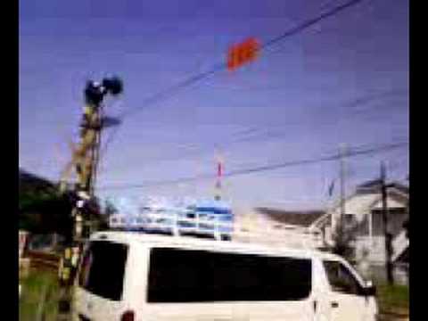 電車が通過中の成瀬踏切（JR横浜線）