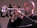 tribute to gerry mulligun. 
il 19 gennaio 1996 gerry mulligan si spegneva nella sua casa-studio di darien nel connecticut. non aveva ancora 70 anni. fra i maggiori musicisti americani, era il pi� legato all'italia perch� aveva sposato una donna italiana. nel jazz ha lasciato un vuoto enorme come solista di sax baritono e sax soprano, fra il romantico e l'ironico, esprimendo sempre un sottile lirismo melodico, impensabile prima di lui su uno strumento come il sax baritono.
a dieci anni dalla sua scomparsa, nasce l'idea di ricordarlo con un progetto dedicato proprio al sax baritono e a questo grande musicista.
javier girotto, eclettico e straordinario musicista del nostro tempo interpreter� insieme alla 