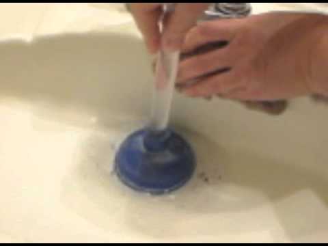 how to use a sink plunger