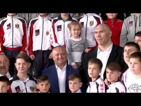 Игорь Додон вместе с Николаем Валуевым, Валерием Газзаевым и Александром Бурковым открыли новый боксерский ринг в Кишинэу