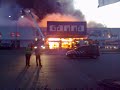 DOETINCHEM - Een felle brand heeft dinsdag de Gamma-bouwmarkt aan de Havenstraat in Doetinchem verwoest. Het vuur brak 's middags tegen vijven uit, de brandweer was het vuur rond acht uur meester.De brandweer heeft kunnen voorkomen dat het vuur oversloeg naar het naastgelegen tuincenrum.  Bij de bestrijding van het vuur is groot materieel ingezet. Er zijn geen gewonden gevallen. Hoe en waar de  brand is ontstaan is nog niet bekend.  Het nablussen gaat naar verwachting de hele nacht duren.
