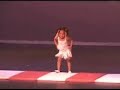 Une petite fille en gymnastique...
