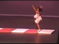 Une petite fille en gymnastique...