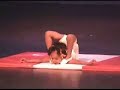 Une petite fille en gymnastique...