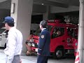 お昼の１時前、お客さんとこに向かってる途中、消防署の前の通りを歩いてました。 消防隊員一人がバタバタと、小走りに消防車に近づき消防車の横に用意されてる長靴を履き、ちゃちゃっと消防服を着込み、顔を見たら真剣な表情で何事が起こったのかと立ち止まりました。 すぐに何人かの隊員等も消防服を慌ただしく着込み、消防車に乗り込みエンジンキーを掛けてます。 これは訓練じゃなく本物やとカバンからビデオを取り出し、失礼ながら回してしまいました。 最初に出発する車両の隊員の気持ちは？ やっぱり後続車両より、気持ちが高揚するものなのか？ 後で事務方に聞いたら、消防車の出動は正式には「出場」らしいです。 その時に事務の方は出場が普通やのに何で出動なんやと？ ２分前後でスタンバイして、本町通りを西に向かってすっ飛んで行きました。 撮影の時は気付かんかったけど、大概誰か決まって遅く来ますな！？ 仲間内では分かってるんちゃうん？ どこの世界でもその辺は一緒ですな～困ったもんですな～。 世の中に絶対必要なお仕事ですから、頑張って下さい！！ 小さい時の、憧れの職業ですから今でもカッコいいけど！ せやけど、カラダはマッチョじゃなかったら、ハードワークは勤まりませんよってに。 ハッキシ、言っときますんで！！ 不謹慎やけど、サイレンはいつ聞いても、胸キュンなんやけど！ サイレンも工場の昼間に鳴ってるのどかなサイレンと違うで！ しかし、最近は工場のサイレンもほんまサイレントやなぁ～？！ なんのこっちゃー！！ ご免なさい。 akindo2711.com
