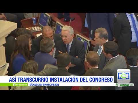 Político colombiano se baja los pantalones ante el Congreso (VIDEO)