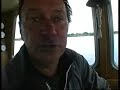 op het veerse meer varen nog twee beroepsvissers. een van hen is kees v.d. kreeke uit wolphaartsdijk. zijn grootouders woonden in de voormalige pastorie op de ring van oud-sabbinge. lange tijd was dat het enige huis op het ouweland met een telefoon. sinds 1961 zet kees v.d. kreeke zijn fuiken en netten uit en vangt paling, bot en harder. zijn vaste thuisbasis ligt bij de veerhaven, ten noordoosten van oud-sabbinge. bijna dagelijks is kees v.d. kreeke met zijn bemanning op het veerse meer te vinden.

de zandkreek is in 1961 in het kader van de deltawerken met de veersegatdam afgesloten van de noordzee en werd veerse meer. dit betekent het einde van de veerse vissersvloot. een dag meevaren met kees v.d. kreeke is een dag genieten van het veerse meer en je verbazen over wat er allemaal komt kijken bij het plaatsen en leeghalen van de netten. behalve paling worden er duizenden krabben gevangen (en teruggezet). het veerse meer is er mee vergeven. als bijvangst is er wat platvis, spiering, puitaal en een enkele vorskwab. verder veel (steur)garnalen en kwallen. en zelfs een zeekat, het beestje dat in het voorjaar met miljoenen tegelijk de oosterschelde opzoekt om te paren en daarbij op een toverachtige manier stemmingswisselingen toont door van kleur te veranderen.

souveniers voor bouwvakkers

evenals de andere broodvissers in zeeland heeft ook kees v.d. kreeke veel last van vandalisme. fuiken worden gestolen of vernield. soms enkele tientallen per jaar. vooral de laatste week van de bouwvakvakantie is berucht. menige fuik gaat dan als illegaal souvenir mee naar huis. om zich hier tegen de wapenen plaatst v.d. kreeke de fuiken 's zomers blind, zonder boei die de lokatie aangeeft. de kleine fuiken legt v.d. kreeke bijvoorkeur tussen de zeesla. want dat is de plek waar de palingen zich graag ophouden: het is er beschut en onder de zeesla ligt en kruipt voedsel.

ongekend helder water

voorjaar 2004 is begonnen met het inlaten van vers oosterscheldewater in het veerse meer. met vloed stroomt zeewater de voormalige zandkreek binnen. met eb wordt met meststoffen vervuild zoet water (afkomstig uit de polders rond het veerse meer) afgevoerd naar de oosterschelde. het veerse meer is hierdoor in een jaar tijd veranderd van brak naar zout water. het water is ongekend helder geworden. aan zijn vangsten merkt kees v.d. kreeke nog weinig van de gewijzigde waterkwaliteit. maar als het meezit gaat dat veranderen: de visser zet kreeft uit. over een paar jaar, als de populatie groot genoeg is en de vergunningen zijn geregeld, moet de vangst van kreeft economisch rendabel worden. totdan worden gevangen exemplaren genummerd voor onderzoek en teruggezet. kees v.d. kreeke hoopt dat 'zijn' kreeften niet naar de percelen van de concurrent uit arnemuiden kruipen.