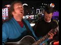 friedemann weise - beton
balconytv.de 08/04/2008
pr�sentiert von johanna leuschen
das netz vergisst nicht. wir ebenso wenig. und friedemanns eltern wohl auch nicht. heute k�nnen herr und frau weise aber mit stolz geschwellter brust auf ihren singenden sohn schauen. friedemann zum zweiten, diesmal mit begleitung und ohne bier. beton singt er, der indie-rockige, schrammel-poppige (selbstbeschreibung) k�lner und versingt sich, wie er meint. h�tt keiner gemerkt, friedemann. f�r alle, die's aber genau wissen wollen: auf der myspaceseite findet ihr beton. und wem das nicht reicht, der findet auch noch augen und ein hollandrad aus holz. pressestimmen attestieren ihm 