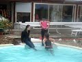 dans la piscine