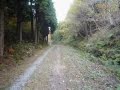 広島県三次市布野町横谷の国道54号線から赤名峠を旧国道54号線、広島・島根県境（旧備後・出雲国境付近）まで徒歩で登ってみました。ずっと凸凹道が続きます。旧国境付近には旧国境を示す古い碑や案内板など立ち並んでいます。この峠は日本100名峠にも数えられています。また途中では旧出雲街道（銀の道）とも交わって県境に至ります。この銀の道はかつて石見銀山と瀬戸内海の港を結んで銀を運んでいた道です。またこの峠では4月と11月に国境線をかけて布野町と飯南町とで綱引きや駅伝大会が催されています。