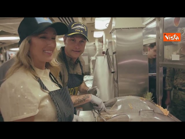 Segretario alla guerra Pete Hegseth con la moglie serve la cena del Ringraziamento alle truppe Usa