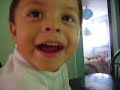 Osvaldo - Entretenido y platicando con mamá Osvaldo - Entretenido y platicando con mamá