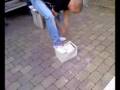 Deny opent kluis met hamer
