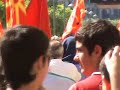 una marcha ciudadana ha secundado la convocatoria de la plataforma nafarroa bizirik! por el centro de pamplona. un nutrido cortejo de grupos de danzas, fanfarres, laialaris, navarros de todas las merindades, incluidas las de la costa, una nube de banderas navarras han caminado entre una representaci�n de la sociedad navarra en respuesta al llamamiento y como adhesi�n al manifiesto 